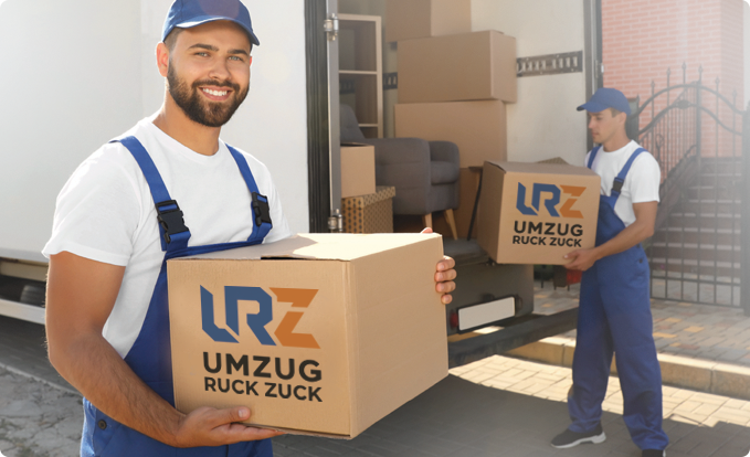 Umzugsteam beim Tragen von Umzugskartons